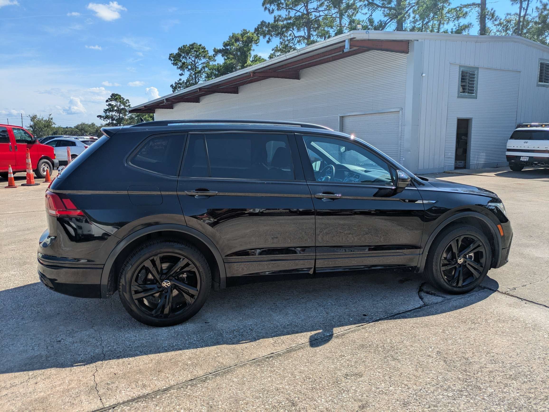 2023 Volkswagen Tiguan SE R-Line Black