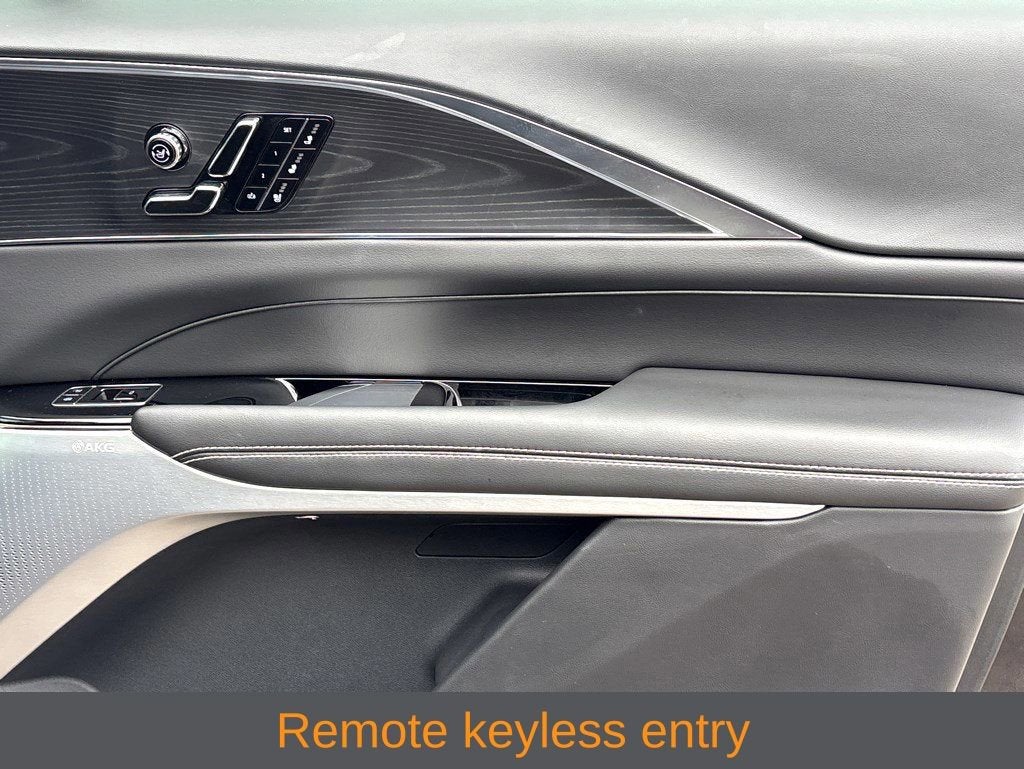 2025 Cadillac LYRIQ Luxury 2